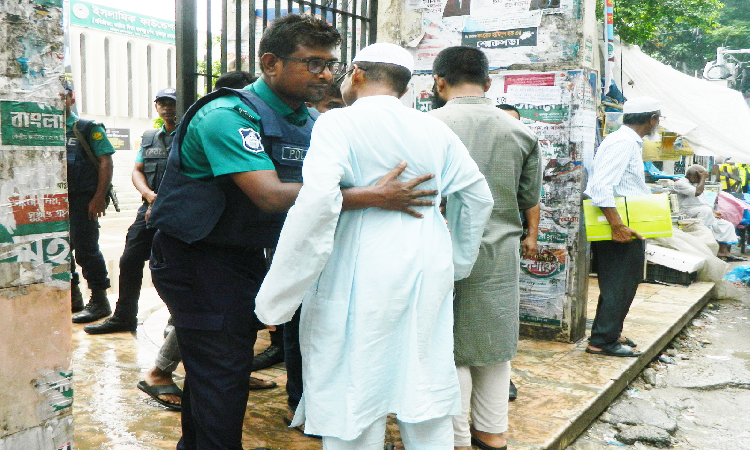 বুধবার রাজধানীর বায়তুল মোকাররম জাতীয় মসজিদে নামাজ পড়তে আসা মুসুল্লিদের দেহ তল্লাশি করে পুলিশ।