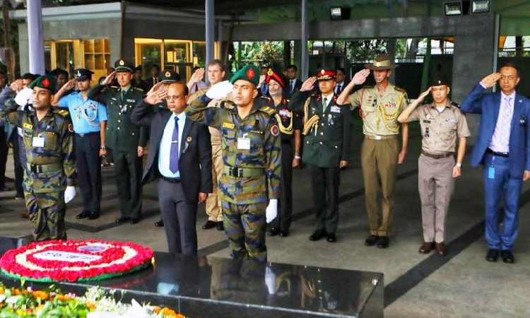 বুধবার প্রতিরক্ষা গোয়েন্দা মহাপরিদপ্তরের মহাপরিচালক মেজর জেনারেল হামিদুল হকের নেতৃত্বে ধানমন্ডি ৩২ নম্বরে বঙ্গবন্ধু প্রতিকৃতিতে শ্রদ্ধা নিবেদন করেন আট দেশের সামরিক উপদেষ্টা।