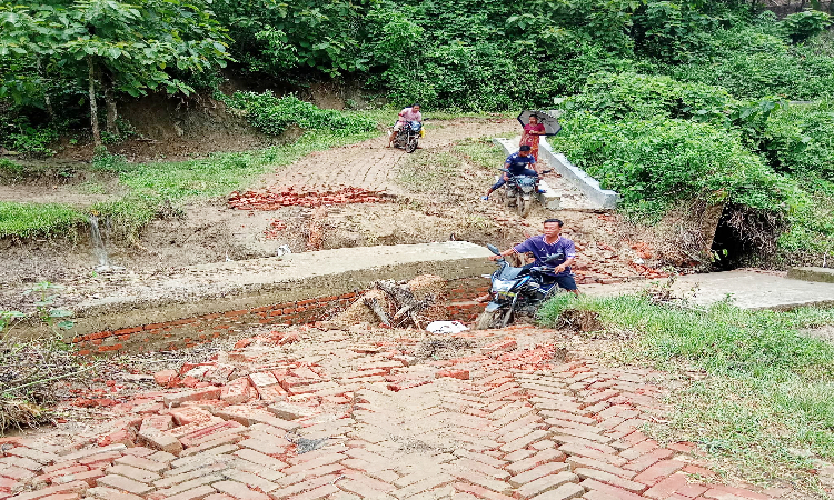 রাঙ্গামাটির রাজস্থলী উপজেলা সদর গাইন্দ্যা ইউনিয়নে পোয়াইতু ও ম্রওয়া পাড়া সড়কের বেহাল দশা। গত কয়েকদিনের টানা বৃষ্টিতে পাহাড়ের ঢলের পানিতে পাড়ার একমাত্র চলাচল সড়কের বেশ কয়েকটি স্থানে বড় বড় ভাঙ্গনসহ পাহাড় ধসের ঘটনায় গত এক সপ্তাহ ধরে একেবারে যানবাহন চলাচল অনুপযোগী হয়ে পড়েছে।