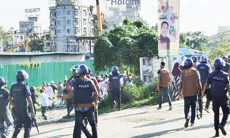 সরকার পতনের এক দফা দাবিতে বিএনপির পদযাত্রা কর্মসূচিতে বাধা এসেছে নারায়ণগঞ্জে। পুলিশের সঙ্গে বিএনপি নেতা-কর্মীদের সংঘর্ষে দুই পক্ষে অন্তত ২৫ জন আহত হওয়ার কথা জানানো হয়েছে।