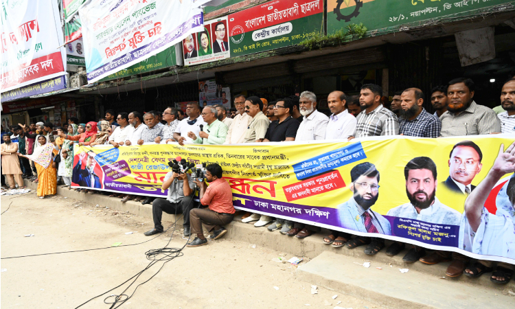 পল্টনে বিএনপির কেন্দ্রীয় কার্যায়লেয়ের সামনে মানববন্ধন কর্মসূচিতে বিএনপির সিনিয়র যুগ্ম-মহাসচিব রুহুল কবির রিজভী।