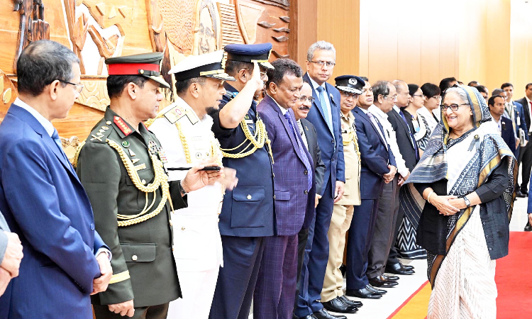 প্রধানমন্ত্রী শেখ হাসিনা মঙ্গলবার দক্ষিণ আফ্রিকার জোহানেসবার্গে ব্রিকস সম্মেলনে যোগদানের উদ্দেশ্যে ঢাকা ত্যাগের প্রাক্কালে প্রাক্কালে হযরত শাহজালাল আন্তর্জাতিক বিমানবন্দরে মন্ত্রিপরিষদ সদস্য, মন্ত্রিপরিষদ সচিব, তিনবাহিনীর প্রধান, সচিব ও ঊর্ধ্বতন কর্মকর্তাগণ তাঁকে বিদায় জানান।