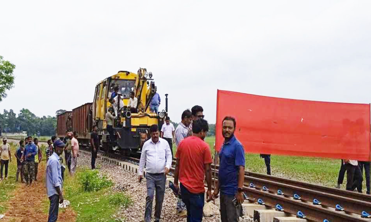 বহুল কাঙ্খিত আখাউড়া-আগরতলা ডুয়েলগেজ রেলপথের পুরো অংশে সফলভাবে চালানো হয়েছে ট্র্যাক কার। মঙ্গলবার বেলা ১২টায় জেলার আখাউড়ার গঙ্গাসাগর রেলস্টেশন দিয়ে প্রকল্প সংশ্লিষ্টদের নিয়ে যাত্রা করে ট্র্যাক কারটি।