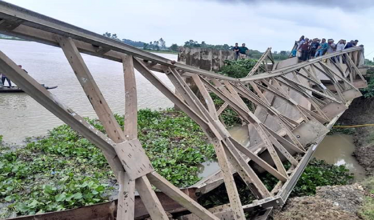 সুনামগঞ্জের জগন্নাথপুর উপজেলার কাটাগাঙ্গ নদী পার হওয়ার সময় বেইলি ব্রিজ ভেঙে নিচে পড়ে গেছে একটি মালবাহী ট্রাক। এ ঘটনায় ট্রাকচালক ও হেলপার নিখোঁজ রয়েছেন। মঙ্গলবার বিকেলে এ দুর্ঘটনার পর  জগন্নাথপুর থেকে হবিগঞ্জের সড়ক যোগাযোগ বিচ্ছিন্ন হয়ে গেছে। এতে যাত্রীবাহী ও মালবাহী যানবাহন আটকা পড়েছে।