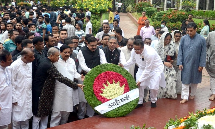 জাতীয় কবি কাজী নজরুল ইসলামের ৪৭তম মৃত্যুবার্ষিকীতে রোববার ঢাকা বিশ্ববিদ্যালয়ের কেন্দ্রীয় মসজিদ সংলগ্ন  কবির সমাধিতে ফুল দিয়ে শ্রদ্ধা জানিয়েছেন কবি পরিবার, বিভিন্ন রাজনৈতিক দল এবং বিভিন্ন সামাজিক-সাংস্কৃতিক সংগঠনসহ বিভিন্ন স্তরের মানুষ।