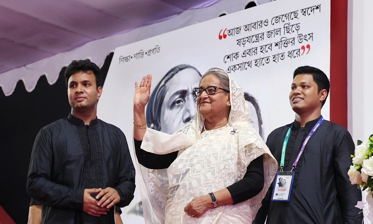 প্রধানমন্ত্রী শেখ হাসিনা শুক্রবার ঢাকার সোহরাওয়ার্দী উদ্যানে জাতীয় শোক দিবস উপলক্ষ্যে বাংলাদেশ ছাত্রলীগ আয়োজিত জাতির পিতা বঙ্গবন্ধু শেখ মুজিবুর রহমান ও বঙ্গমাতা শেখ ফজিলাতুন নেছা মুজিব স্মরণে ছাত্র সমাবেশে সমবেত নেতা কর্মীদের হাত নেড়ে শুভেচ্ছা জানান।