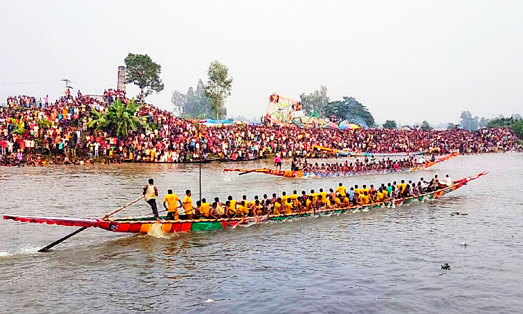 বগুড়ার গাবতলী উপজেলার তরণীহাটের পাশ দিয়ে বয়ে গেছে ইছামতী নদী। শনিবার সকাল থেকে বিকাল পর্যন্ত সেই নদীতে গ্রামবাংলার ঐতিহ্যবাহী খেলা নৌকাবাইচ আয়োজন করা হয়েছিল। নৌকাবাইচ দেখতে সেখানে আসেন হাজারো মানুষ।