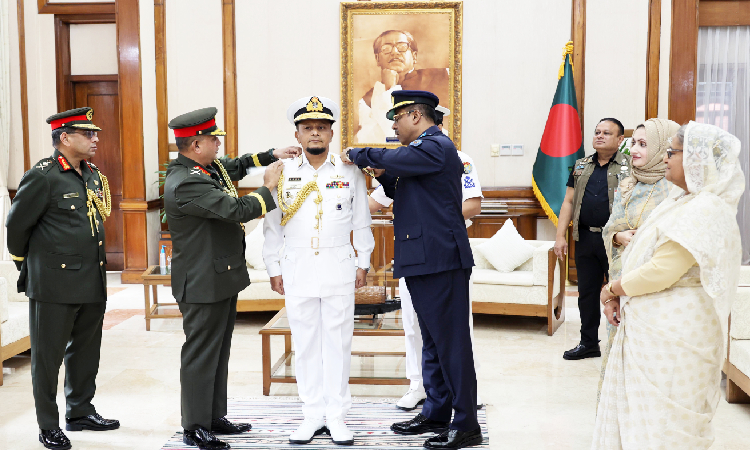 প্রধানমন্ত্রী শেখ হাসিনার উপস্থিতিতে রোববার গণভবনে নৌবাহিনীর প্রধান ভাইস এডমিরাল এম নাজমুল হাসান অ্যাডমিরাল পদে পদোন্নতি লাভ করায় তাকে নতুন র‌্যাংক ব্যাচ পরিয়ে দেন সেনাবাহিনীর ভারপ্রাপ্ত প্রধান লেফটেন্যান্ট জেনারেল আতাউল হাকিম সারওয়ার হাসান এবং বিমান বাহিনী প্রধান এয়ার চিফ মার্শাল শেখ আবদুল হান্নান।