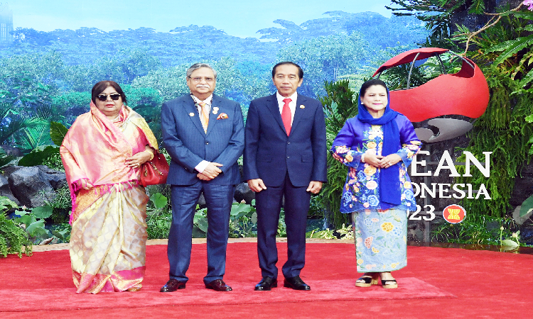 মঙ্গলবার ইন্দোনেশিয়ার জাকার্তায় শুরু হওয়া ৪৩তম আসিয়ান শীর্ষ সম্মেলনে যোগদান করলে রাষ্ট্রপতি মো. সাহাবুদ্দিন ও তাঁর সহধর্মিনী ড. রেবেকা সুলতানাকে স্বাগত জানান ইন্দোনেশিয়ার প্রেসিডেন্ট জোকো উইদোদো ও তার সহধর্মিনী ইরিয়ানা জোকো উইদোদো।