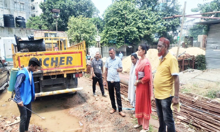 রাজধানীর কল্যাণপুর এলাকায় নির্মাণাধীন তিনটি ভবনে এডিস মশার লার্ভা পাওয়ায় ৬ লাখ ৯০ হাজার টাকা জরিমানা করা হয়েছে। মঙ্গলবার ঢাকা উত্তর সিটি করপোরেশনের (ডিএনসিসি) পরিচালিত মশক নিধন অভিযানে ভ্রাম্যমাণ আদালতে এই জরিমানা করা হয়।