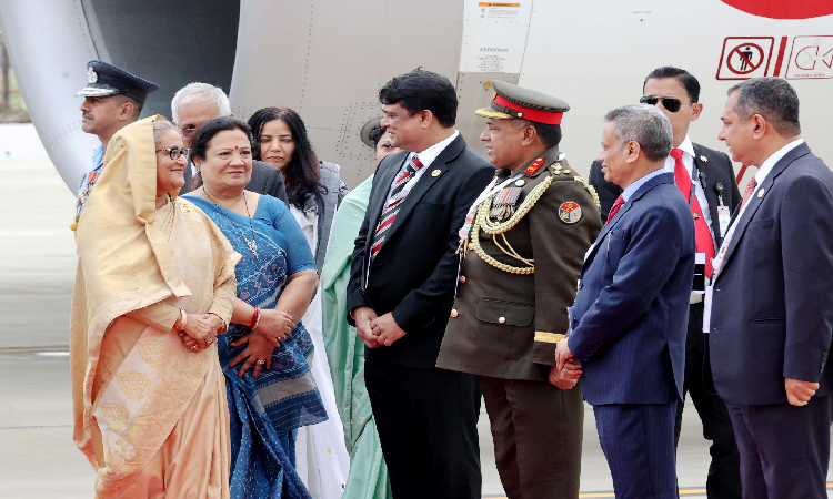 প্রধানমন্ত্রী শেখ হাসিনা শুক্রবার নয়াদিল্লিতে জি২০ সম্মেলনে অংশগ্রহণ করতে দিল্লি পালাম বিমানবন্দরে পৌঁছালে ভারতের ভারতের রেলওয়ে ও বস্ত্র প্রতিমন্ত্রী দর্শনা জার্দোস স্বাগত জানান।