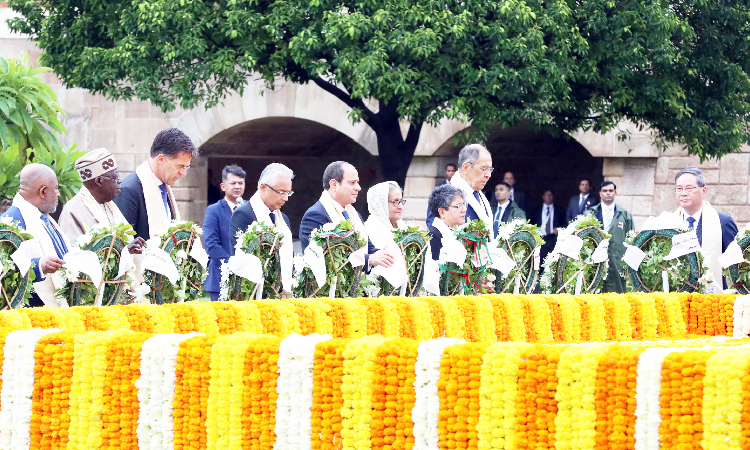 প্রধানমন্ত্রী শেখ হাসিনা রোববার দিল্লির রাজঘাটে মহাত্মাগান্ধীর সমাধিতে পুষ্পস্তবক অর্পণ করে সম্মান জানান। এ সময় ভারতের প্রধানমন্ত্রী নরেন্দ্র মোদি, যুক্তরাষ্ট্রের প্রেসিডেন্ট জো বাইডেন সহ জি-২০ সম্মেলনে আগত অন্য শীর্ষ নেতৃবৃন্দ উপস্থিত ছিলেন।