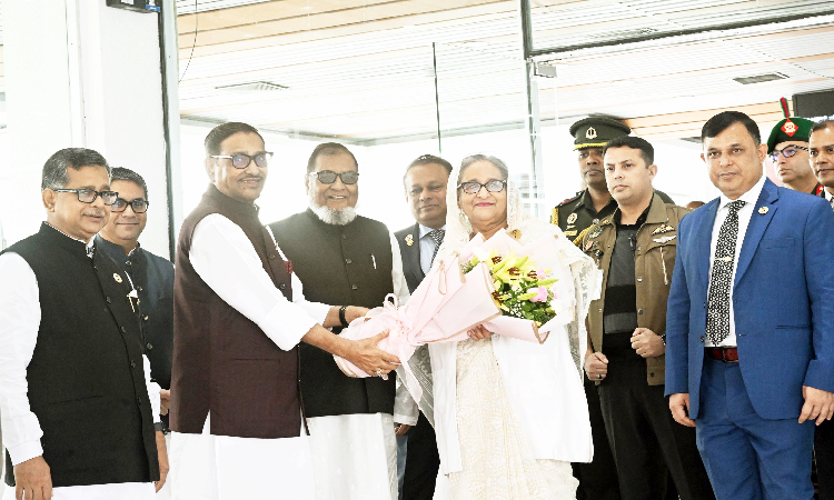 প্রধানমন্ত্রী শেখ হাসিনা রোববার ভারতের নয়াদিল্লিতে আয়োজিত  জি-২০ শীর্ষ সম্মেলন শেষে হযরত শাহজালাল (রা.) আন্তর্জাতিক বিমানবন্দরে এসে পৌঁছালে মন্ত্রিপরিষদ সদস্যসহ ঊর্ধ্বতন কর্মকর্তাগণ প্রধানমন্ত্রীকে ফুল দিয়ে স্বাগত জানান।