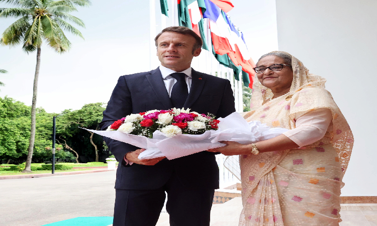 ফ্রান্সের প্রেসিডেন্ট ইমানুয়েল ম্যাঁক্রো সোমবার প্রধানমন্ত্রীর কার্যালয়ে পৌঁছালে প্রধানমন্ত্রী শেখ হাসিনা তাকে ফুল দিয়ে অভিনন্দন জানান।