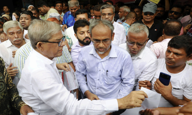 মঙ্গলবার রাজধানীর নয়াপল্টনে বিএনপির কেন্দ্রীয় কার্যালয়ের সামনে ডেঙ্গু প্রতিরোধে সচেতনতা সৃষ্টির জন্য প্রচারপত্র বিতরণ করেন দলের মহাসচিব মির্জা ফখরুল ইসলাম আলমগীর।