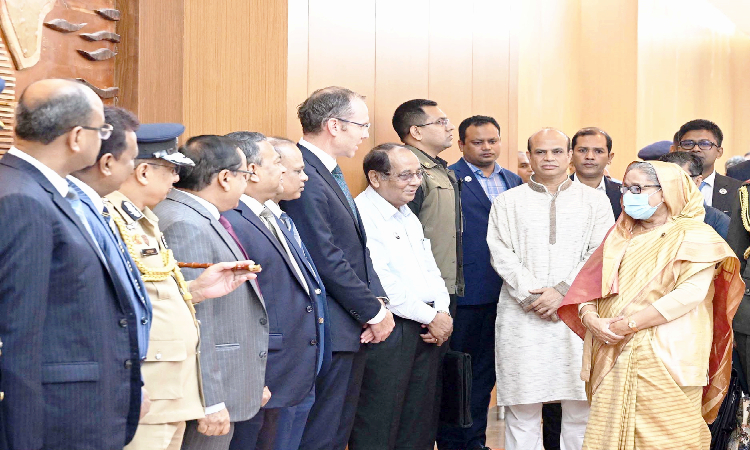 প্রধানমন্ত্রী শেখ হাসিনা রোববার জাতিসংঘ সাধারণ পরিষদের ৭৮তম অধিবেশনে যোগ দিতে নিউইয়র্কের উদ্দেশ্যে ঢাকা ত্যাগের প্রাক্কালে হযরত শাহজালাল আন্তর্জাতিক বিমানবন্দর।