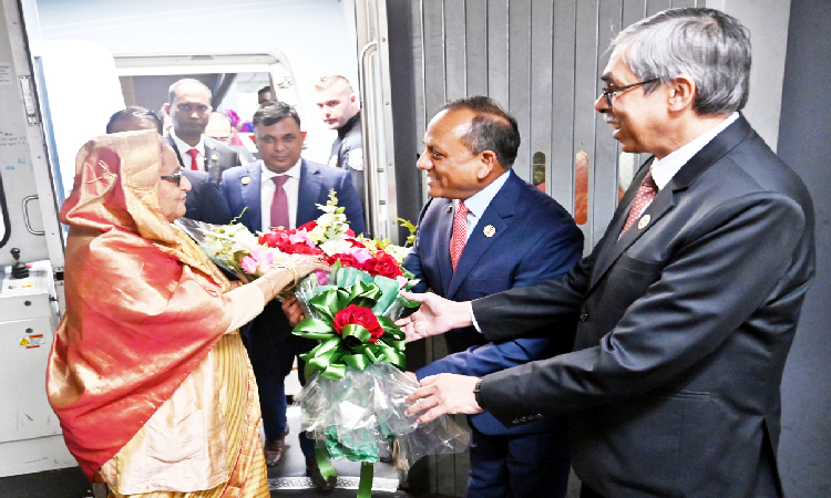 প্রধানমন্ত্রী শেখ হাসিনা  জাতিসংঘ সাধারণ পরিষদের ৭৮তম অধিবেশনে যোগ দিতে রোববার স্থানীয় সময়  রাতে নিউইয়র্ক জেএফকে আন্তর্জাতিক বিমানবন্দরে এসে পৌঁছালে যুক্তরাষ্ট্রে নিযুক্ত বাংলাদেশের রাষ্টদূত মোহাম্মদ ইমরান ও জাতিসংঘে নিযুক্ত বাংলাদেশের স্থায়ী প্রতিনিধি মোহাম্মদ আব্দুল মুহিত ফুল দিয়ে স্বাগত জানান।