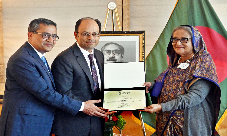 প্রধানমন্ত্রী শেখ হাসিনাকে মঙ্গলবার যুক্তরাষ্ট্রের লোটে নিউইয়র্ক প্যালেস হোটেলে জনস্বাস্থ্য উন্নয়নে জাতিসংঘে বাংলাদেশের কমিউনিটি ক্লিনিকের স্বীকৃতিস্বরূপ যুক্তরাষ্ট্রের 'ব্রাউন ইউনিভার্সিটি মেডিকেল স্কুল' বিশেষ সম্মাননা প্রদান করেন।