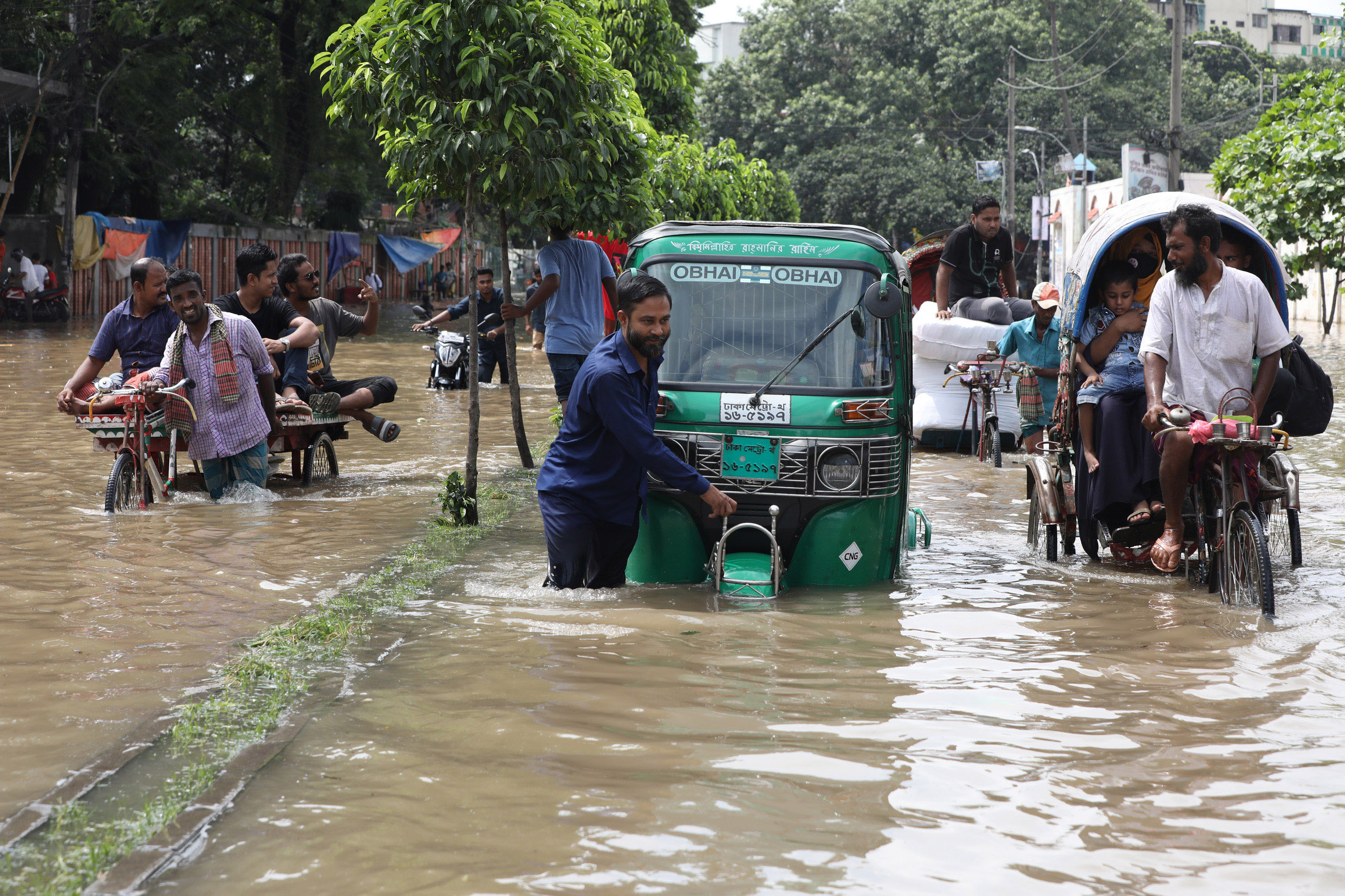 বৃহস্পতিবার সন্ধ্যা থেকে রাত পর্যন্ত টানা ৬ ঘণ্টার বৃষ্টিতে ডুবেছে ঢাকা। এতে গত রাতে জলাবদ্ধতা ও যানজটে অচল হয়ে পড়ে গোটা শহর। ভোগান্তির শিকার হয়েছেন যানবাহনের চালক-যাত্রীরা। শুক্রবারও দুর্ভোগ কমেনি।  রাজধানীর বিভিন্ন এলাকা  পানির নিচে ডুবে ছিল। পথচারীদের হেঁটে গন্তব্যে যাওয়ার সুযোগও নেই। জলমগ্ন এসব সড়কে চলতে সীমাহীন দুর্ভোগ পোহান নগরবাসী।  ভ্যান-রিকশায়  বাড়তি ভাড়া নেন চালকরা। জলাবদ্ধতার কারণে ব্যবসায়ীরা দোকান খুলতে পারেননি।  শুক্রবার দুপুরে নিউমার্কেট এলাকা থেকে তোলা ছবি।