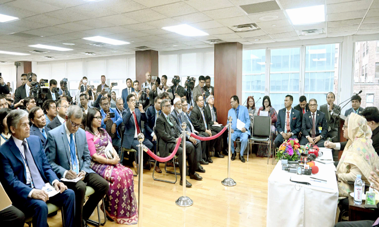 প্রধানমন্ত্রী শেখ হাসিনা শুক্রবার  যুক্তরাষ্ট্রের নিউইয়র্কে বাংলাদেশ স্থায়ী মিশনে জাতিসংঘের ৭৮তম অধিবেশনে ভাষন পরবর্তী সাংবাদিকদের ব্রিফ করেন।