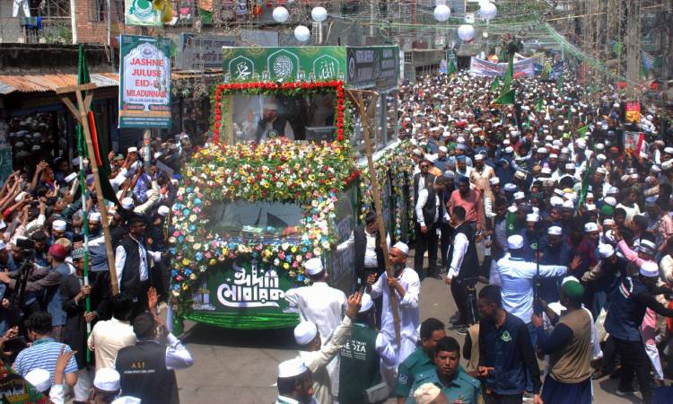 রাজধানীর মোহাম্মদপুর কাদেরিয়া তৈয়েবীয়া আলিয়া (কামিল) মাদ্রাসা প্রাঙ্গণ থেকে সোমবার আঞ্জুমান –এ– রহমানিয়া আহমদীয়া  সুন্নিয়া  ট্রাস্ট, ঢাকার উদ্যোগে পবিত্র জশনে জুলুছে ঈদ এ মিলাদুন্নবী র‍্যালি অনুষ্ঠিত  হয়।