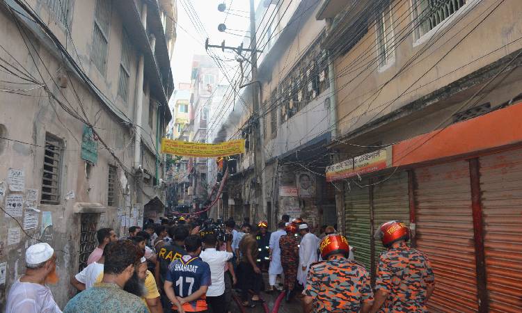 সোমবার রাজধানীর পুরান ঢাকার লালবাগে ডজ ইন্ডাস্ট্রিয়াল কোম্পানি মেটালাইজিং নামে একটি ভবনে আগুন লেগেছে। ফায়ার সার্ভিসের ৯টি ইউনিটের দুই ঘণ্টার চেষ্টায় আগুন নিয়ন্ত্রণে আসে।