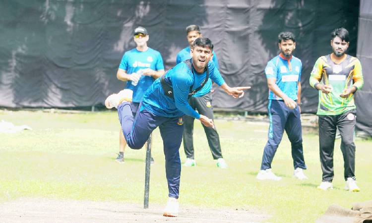 মঙ্গলবার মিরপুর শেরে বাংলা জাতীয় ক্রিকেট স্টেডিয়ামে সিরিজের তৃতীয় ও শেষ ম্যাচে মুখোমুখি হবে বাংলাদেশ-নিউজিল্যান্ড। আগের দিন অনুশীলনে ব্যস্ত টাইগাররা।