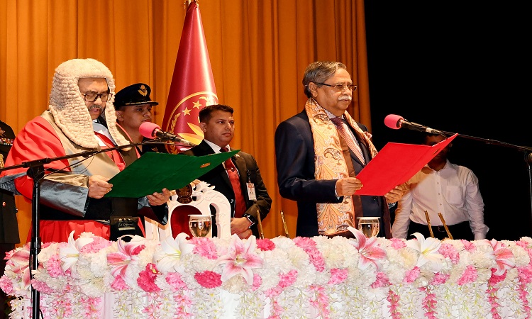 রাষ্ট্রপতি মো. সাহাবুদ্দিন মঙ্গলবার বঙ্গভবনে নবনিযুক্ত প্রধান বিচারপতি ওবায়দুল হাসানকে শপথবাক্য পাঠ করান।