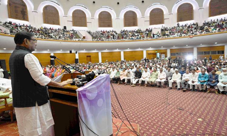 প্রধানমন্ত্রী শেখ হাসিনার ৭৭তম জন্মদিন উপলক্ষে শুক্রবার রাজধানীর বঙ্গবন্ধু আন্তর্জাতিক সম্মেলন কেন্দ্রে আওয়ামী লীগ আয়োজিত আলোচনা সভায় বক্তব্য রাখেন দলের সাধারণ সম্পাদক ওবায়দুল কাদের।