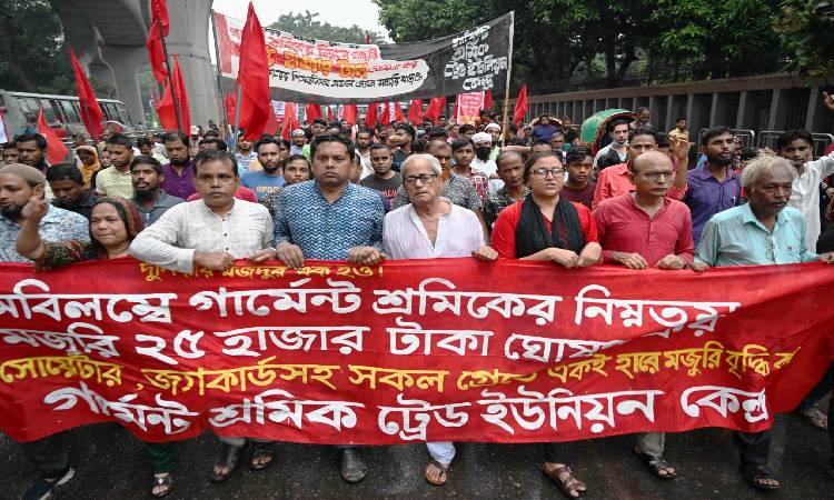 গার্মেন্ট শ্রমিকদের নিম্নতম মজুরি ২৫ হাজার টাকা ঘোষণা এবং সোয়েটার, জ্যাকার্ডসহ সকল গ্রেডে একই হারে মজুরি বৃদ্ধির দাবিতে গার্মেন্ট শ্রমিক ট্রেড ইউনিয়ন কেন্দ্রের উদ্যোগে জাতীয় প্রেস ক্লাবের সামনে থেকে মিছিল বের হয়।