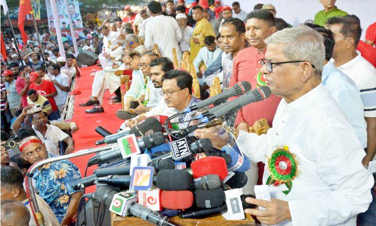 ‘জাতীয় শ্রমিক কর্মচারী কনভেনশনে’ প্রধান অতিথির বক্তব্য রাখেন বিএনপি মহাসচিব মির্জা ফখরুল ইসলাম আলমগীর।