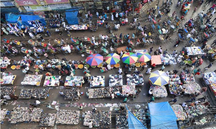 রাজধানীর অন্যতম ব্যস্ত এলাকা গুলিস্তানে রাজত্ব চলে হকারদের। প্রতিদিন অন্তত ৩০ হাজার ছোট-বড় অবৈধ দোকান বসে এই এলাকায়।