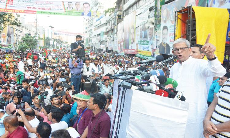 একদফা দাবিতে সোমবার রাজধানীর নয়াপল্টনে বিএনপির কেন্দ্রীয় কার্যালয়ে সামনে কৃষক দল আয়োজিত সমাবেশে প্রধান অতিথির বক্তব্য রাখেন বিএনপি মহাসচিব মির্জা ফখরুল ইসলাম আলমগীর।