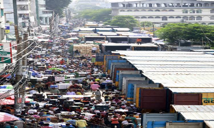 পুরান ঢাকার বুড়িগঙ্গা নদীর তীরে বাদামতলী ঘাট থেকে ওয়াইজঘাট পর্যন্ত আহসানউল্লা সড়কের পুরো অংশটি রীতিমতো ফলের আড়তে পরিণত হয়েছে।