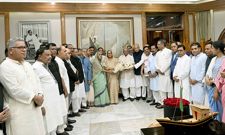 প্রধানমন্ত্রী শেখ হাসিনা বুধবার যুক্তরাষ্ট্রের নিউইয়র্কে জাতিসংঘের সাধারণ পরিষদের ৭৮তম অধিবেশনে অংশগ্রহণ ও যুক্তরাজ্যের লন্ডন সফর শেষে দেশে ফিরলে গণভবনে বাংলাদেশ আওয়ামী লীগের নেতৃবৃন্দ তাঁকে ফুল দিয়ে শুভেচ্ছা জানান।