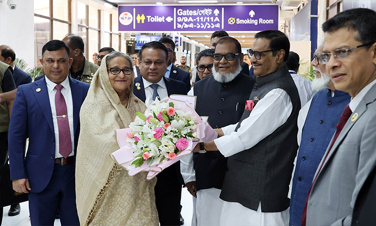 প্রধানমন্ত্রী শেখ হাসিনা বুধবার যুক্তরাষ্ট্রের নিউইয়র্কে জাতিসংঘের সাধারণ পরিষদের ৭৮তম অধিবেশনে অংশগ্রহণ ও যুক্তরাজ্যের লন্ডন সফর শেষে দেশে ফিরলে ঢাকায় হযরত শাহজালাল আন্তর্জাতিক বিমানবন্দরে মন্ত্রিপরিষদের সদস্যবৃন্দ ও সরকারি ঊর্ধ্বতন কর্মকর্তাগণ তাঁকে ফুল দিয়ে শুভেচ্ছা জানান।