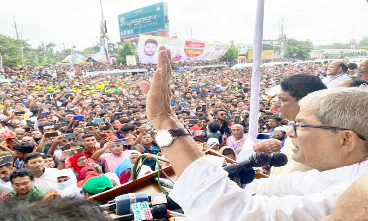 সরকার পতনের একদফা দাবিতে বৃহস্পতিবার সকালে কুমিল্লা থেকে চট্টগ্রাম অভিমুখে রোডমার্চ শুরু করে বিএনপি।