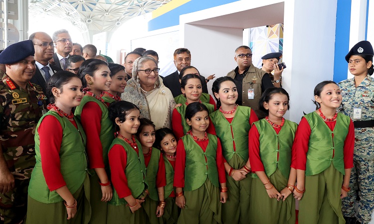 প্রধানমন্ত্রী শেখ হাসিনা শনিবার ঢাকায় হযরত শাহজালাল আন্তর্জাতিক বিমান বন্দরের তৃতীয় টার্মিনালের আংশিক উদ্বোধন অনুষ্ঠানে পৌঁছালে একদল শিশু ও শিল্পী গান এবং নাচের মাধ্যমে তাকে স্বাগত জানান। শিশুদের সাথে ছবি তোলেন সরকার প্রধান।