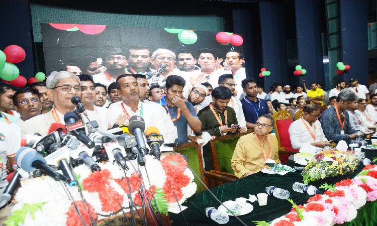 ইঞ্জিনিয়ার্স ইনস্টিটিউশন মিলনায়তনে ‘ফ্যাসিবাদ বিরোধী ছাত্র ঐক্য’র উদ্যোগে ছাত্র কনভেনশনে বক্তব্য রাখেন বিএনপি মহাসচিব মির্জা ফখরুল ইসলাম আলমগীর।