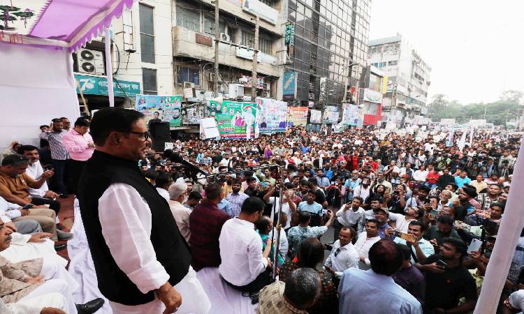 বৃহস্পতিবার রাজধানীর গুলিস্তানের বঙ্গবন্ধু অ্যাভিনিউতে আওয়ামী লীগের কেন্দ্রীয় কার্যালয়ের সামনে অনুষ্ঠিত সমাবেশে বক্তব্য দেন দলটির সাধারণ সম্পাদক ওবায়দুল কাদের।