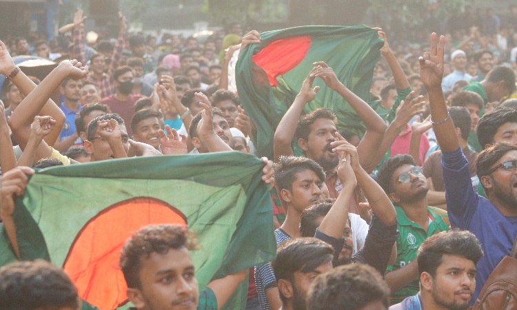 বিশ্বকাপ উন্মাদনায় ঢাকা বিশ্ববিদ্যালয়ের টিএসসির বড় পর্দায় ভিড়