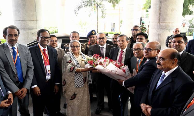 প্রধানমন্ত্রী শেখ হাসিনা শনিবার হাইকোর্ট সংলগ্ন ১৫ তলা বিশিষ্ট বাংলাদেশ বার কাউন্সিল ভবন উদ্বোধন অনুষ্ঠানে পৌঁছালে প্রধান বিচারপতি ওবায়দুল হাসান, আইনমন্ত্রী আনিসুল হক ও বার কাউন্সিলের নেতৃবৃন্দ তাঁকে ফুলেল শুভেচ্ছা জানান।