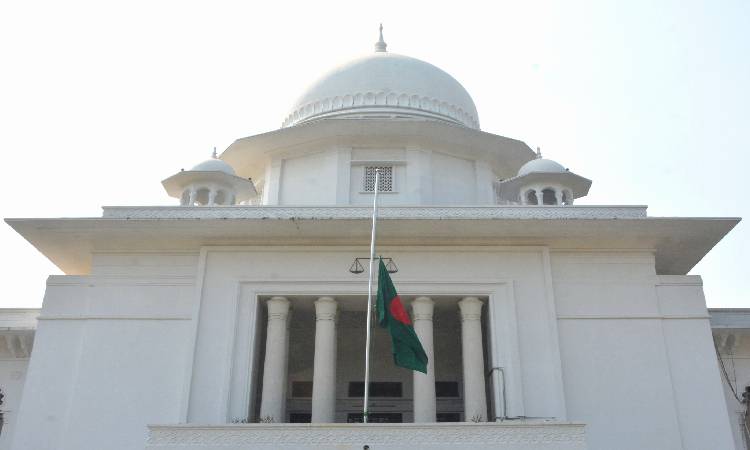 ইসরায়েলের হামলায় গাজায় হাজারো ফিলিস্তিনির মৃত্যুতে বাংলাদেশে রাষ্ট্রীয় শোক পালনের অংশ হিসেবে শনিবার সুপ্রিম কোর্ট ভবনে জাতীয় পতাকা অর্ধনমিত রাখা হয়।