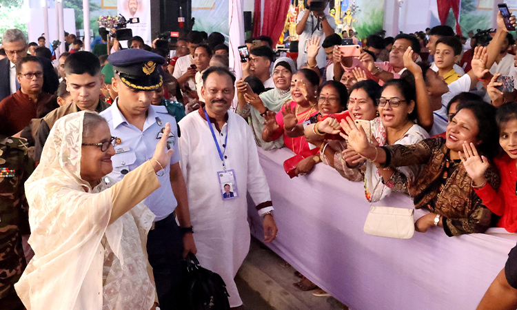 প্রধানমন্ত্রী শেখ হাসিনা রবিবার ঢাকায় রামকৃষ্ণ মিশনে শারদীয় দুর্গাপূজা উপলক্ষ্যে পূজামণ্ডপ পরিদর্শন করেন।