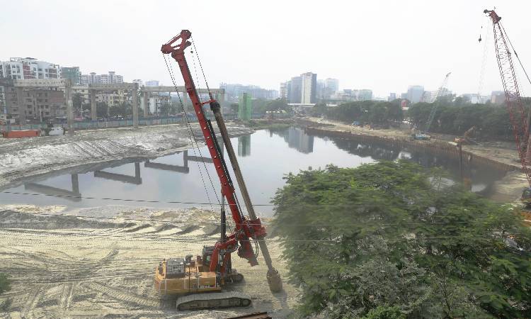 রাজধানীর কারওয়ানবাজারে বিজিএমইএ ভবন উচ্ছেদের পর দৃষ্টিনন্দন হাতিরঝিলের জলাশয় ভরাট করে গড়ে তোলা হচ্ছে সড়ক।