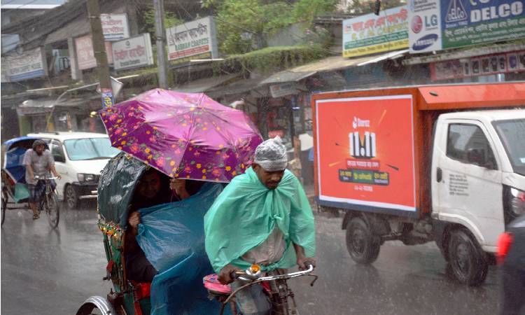 বঙ্গোপসাগরে সৃষ্টি হওয়া গভীর নিম্নচাপটি সোমবার রাতের মধ্যে ঘুর্ণিঝড় ‘হামুন’–এ পরিণত হতে পারে। এর প্রভাবে রাজধানীতে সোমবার বেলা তিনটা পর্যন্ত ৫২ মিলিমিটার বৃষ্টি হয়েছে। ছবিটি কাকরাইল এলাকা থেকে তোলা।