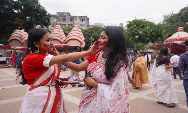 বিসর্জনের আগে মঙ্গলবার সিঁদুর খেলায় নাচে-গানে আনন্দে আত্মহারা।