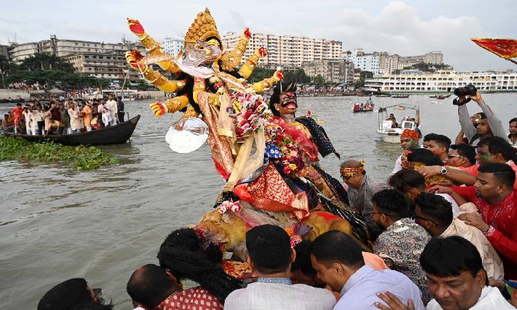 সনাতন ধর্মাবলম্বীদের সবচেয়ে বড় ধর্মীয় উৎসব শারদীয় দুর্গাপূজার আনুষ্ঠানিকতা শেষ হয়েছে প্রতিমা বিসর্জনের মধ্য দিয়ে। ছবিটি মঙ্গলবার বিকালে রাজধানীর সদরঘাট ওয়াইজঘাট এলাকা থেকে তোলা।