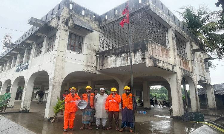 ঘূর্ণিঝড় হামুনের প্রভাবে চট্টগ্রামের মিরসরাইয়ে সোমবার মধ্যরাত থেকে গুড়ি গুড়ি বৃষ্টি হচ্ছে। এতে জনজীবনে নেমে এসেছে স্থবিরতা।