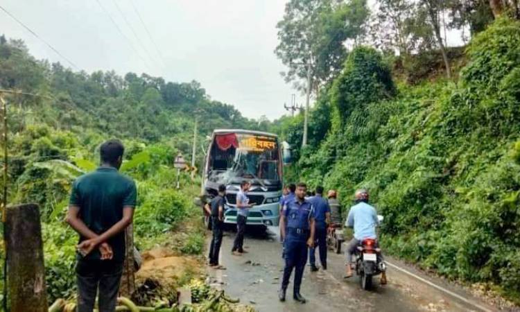 গোপালগঞ্জে বাস ও মাছ বোঝাই পিকআপভ্যানের মুখোমুখি সংঘর্ষে দুইজন নিহত ও সাতজন আহত হয়েছেন।